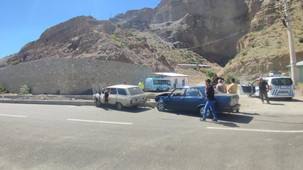 Erzurum'da iki otomobil kavşakta birbirine girdi