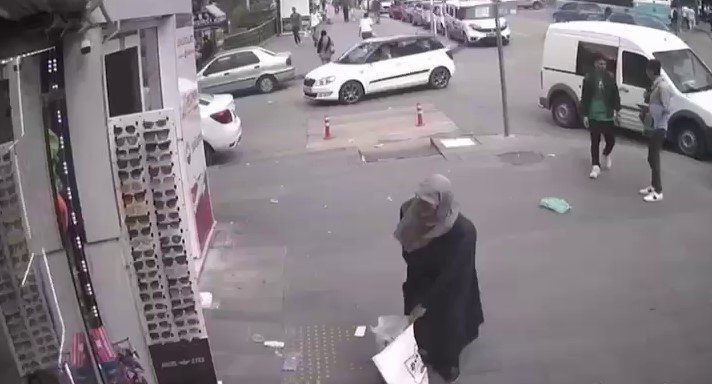 Erzurum'da yaşlı kadının talihsizliği kameralara yansıdı