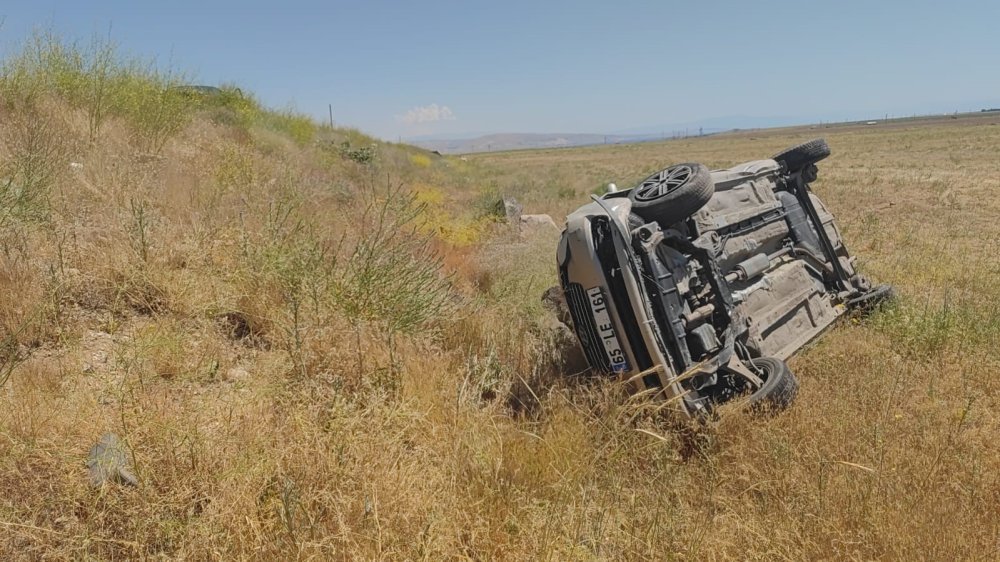 Bitlis’te takla atan otomobildeki 2 kişi kazayı hafif sıyrıklarla atlattı
