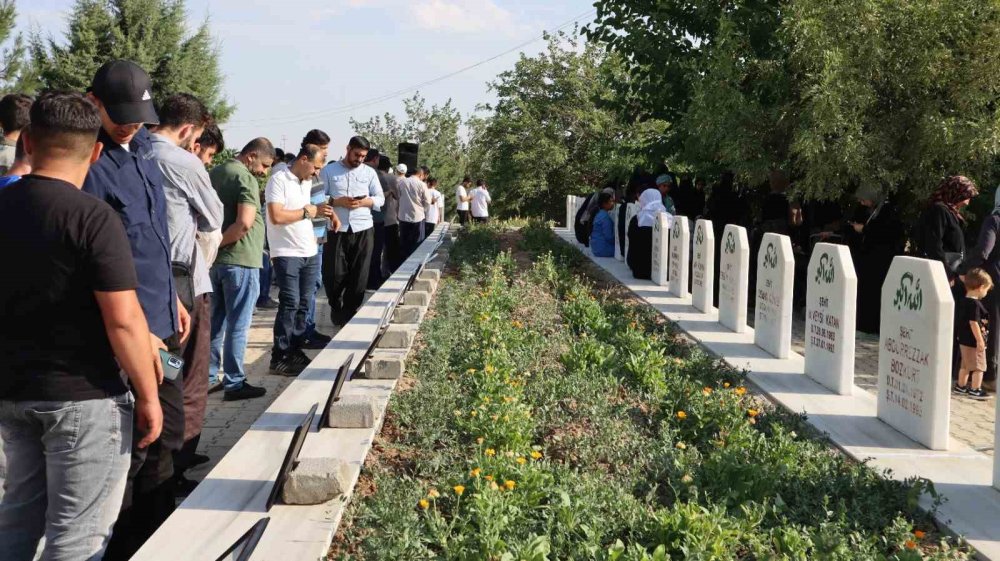 Diyarbakır’da PKK’nın şehit ettiği 2’si çocuk 10 kişi anıldı