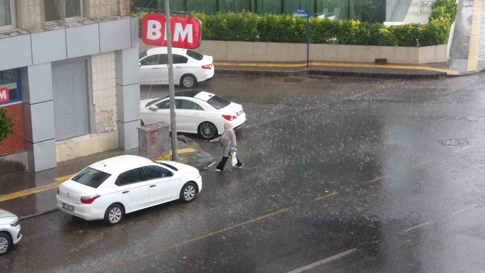 Diyarbakır’da sağanak ve fırtına hayatı olumsuz etkiledi