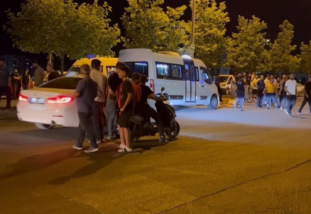 Diyarbakır’da şehir içi minibüsü yayalara çarptı