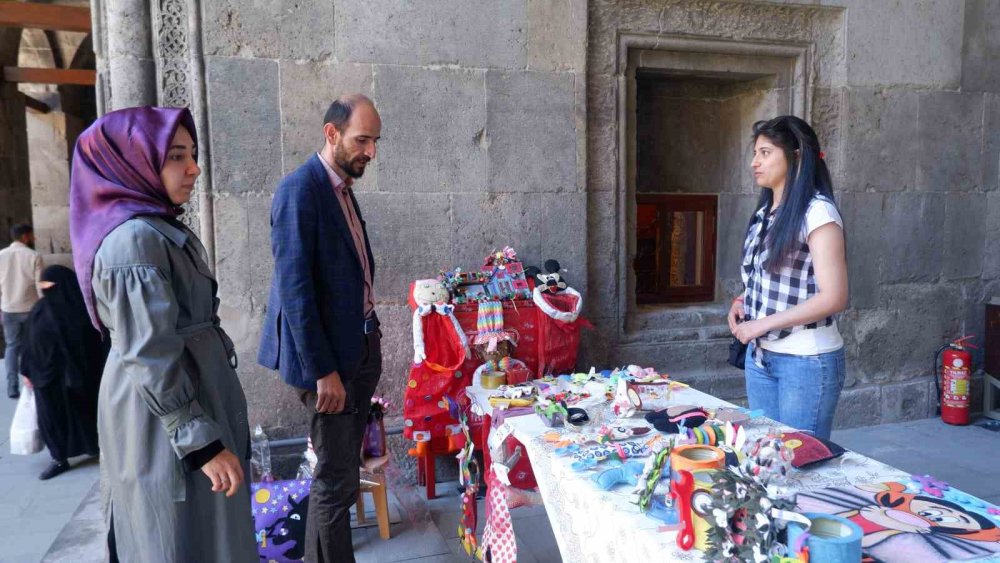 Erzurumlu genç kadın çöpleri değerlendirerek tedavisini tamamladı