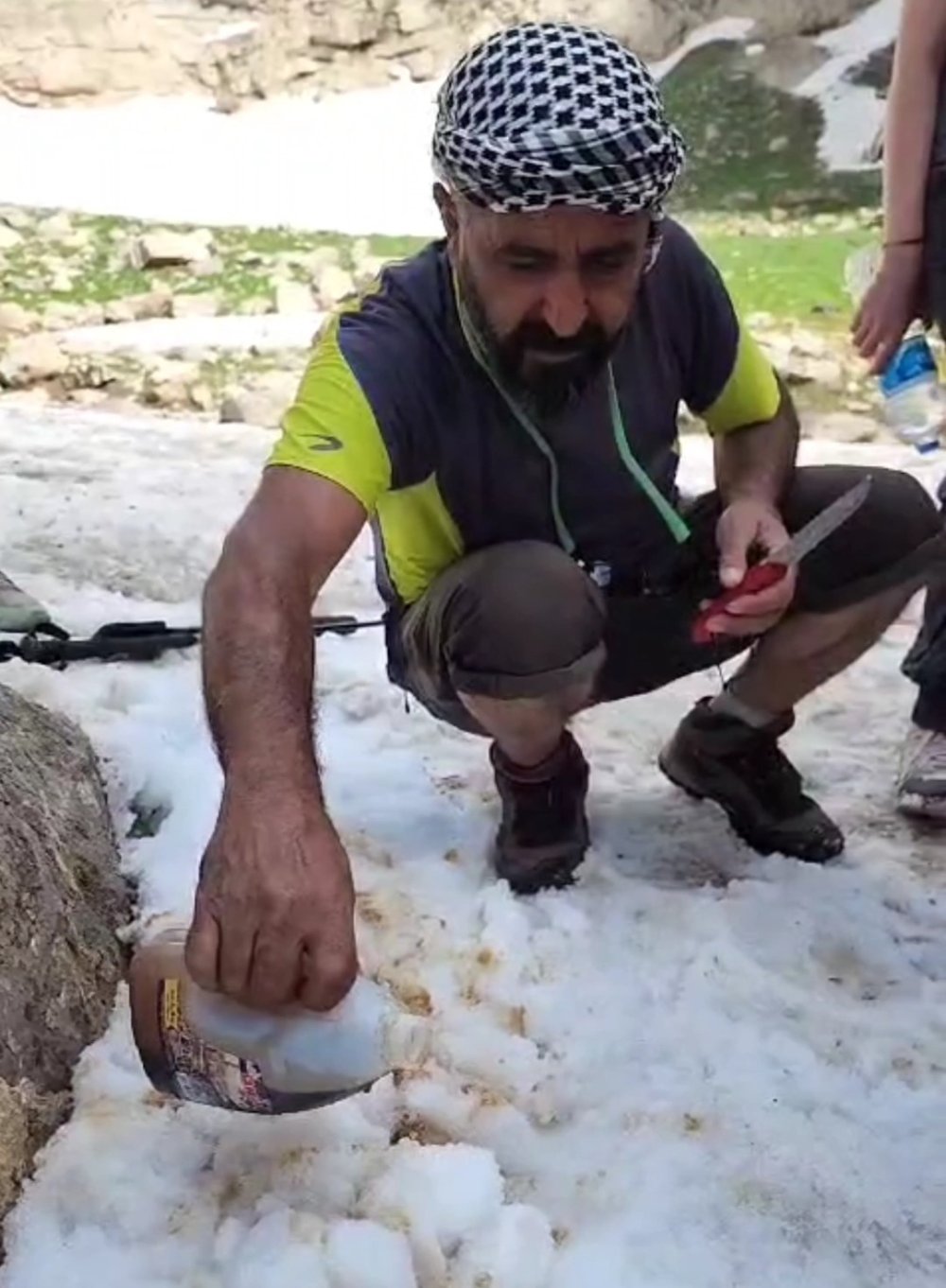 Türkiye sıcaktan kavrulurken Van'da karda kayak görüntüleri