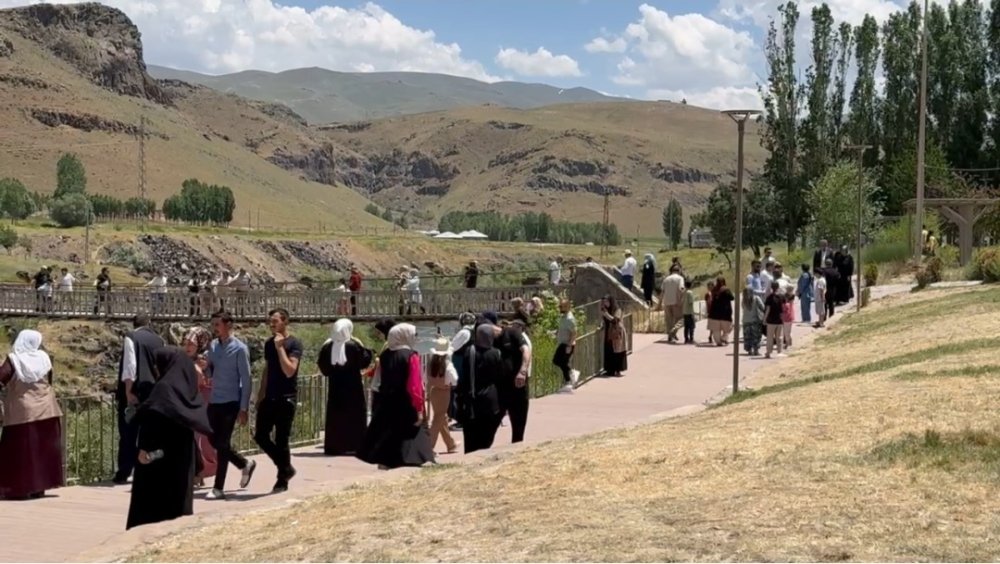 Van’ın Muradiye Şelalesi ziyaretçi akınına uğruyor