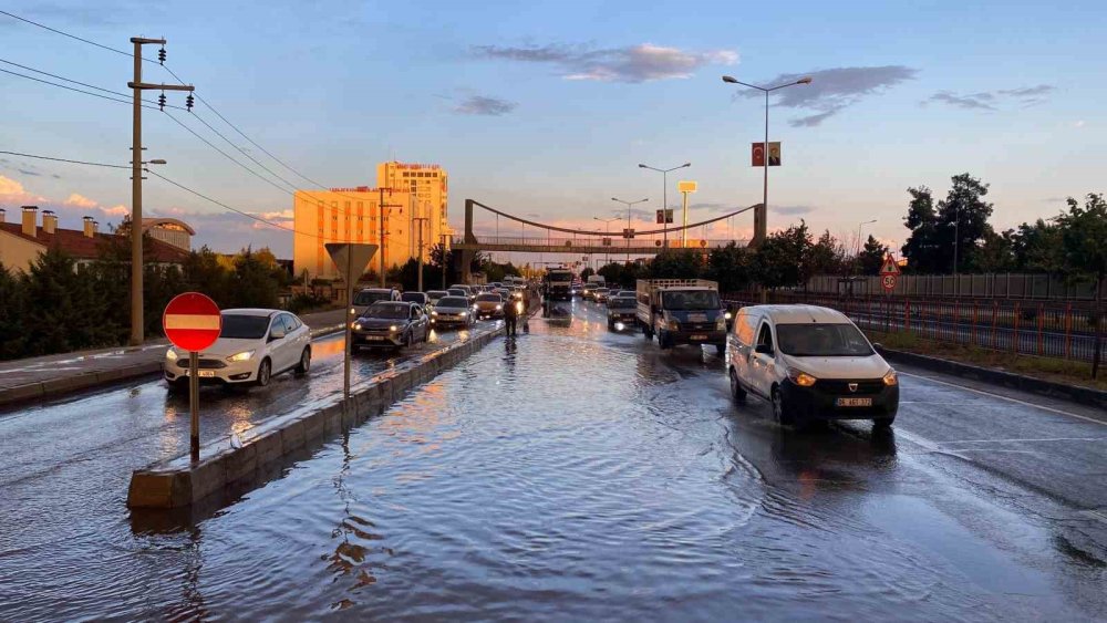 Diyarbakır’da sağanak yağış rögarı tıkadı