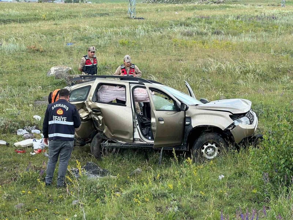 Kars'ta yoldan çıkan araç  şarampole uçtu: 3 yaralı