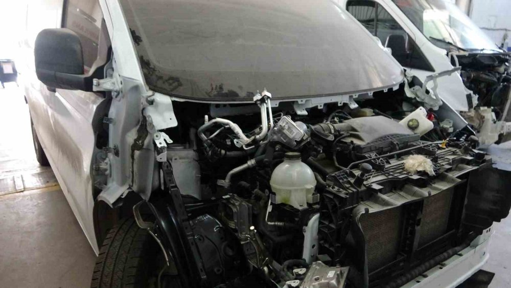 Van’da aldığı sıfır araçla kaza yaptı: Bir türlü tamir ettiremiyor