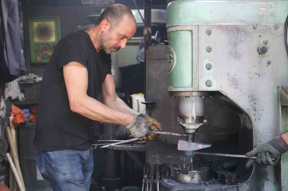 Diyarbakır’da kavurucu sıcaklara rağmen işinin başında