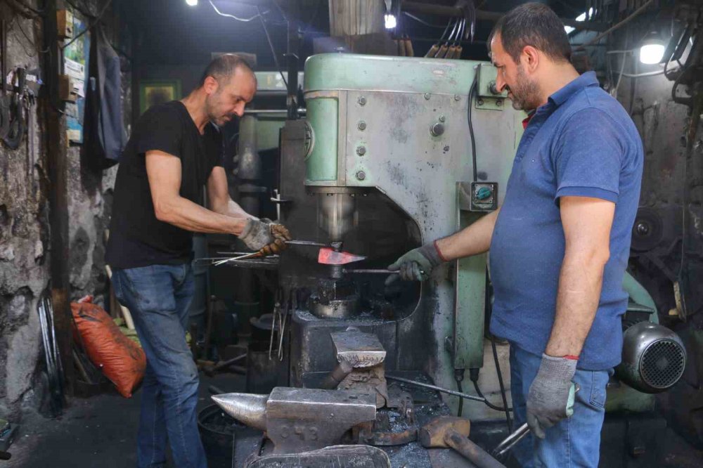 Diyarbakır’da kavurucu sıcaklara rağmen işinin başında