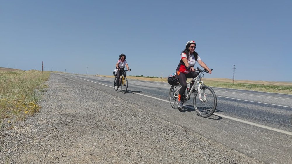 Farkındalık için Van Gölü’nün etrafında pedal çevirdiler