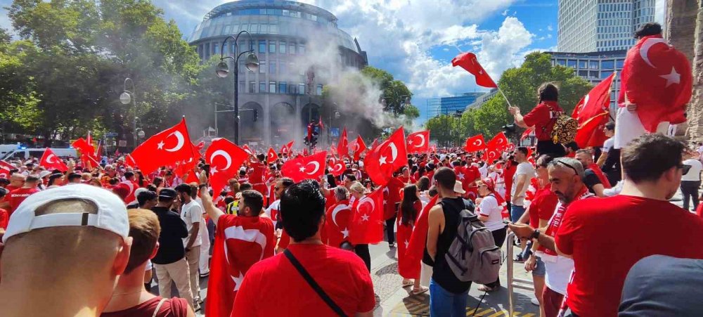 Berlin kırmızı beyaza büründü