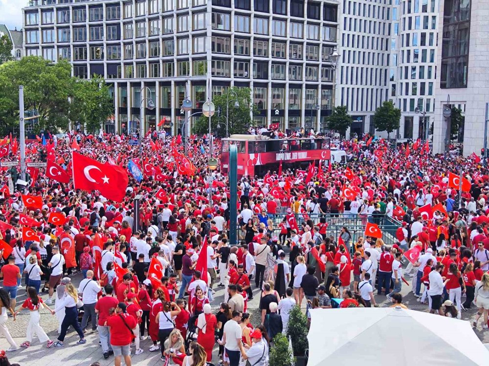 Berlin kırmızı beyaza büründü