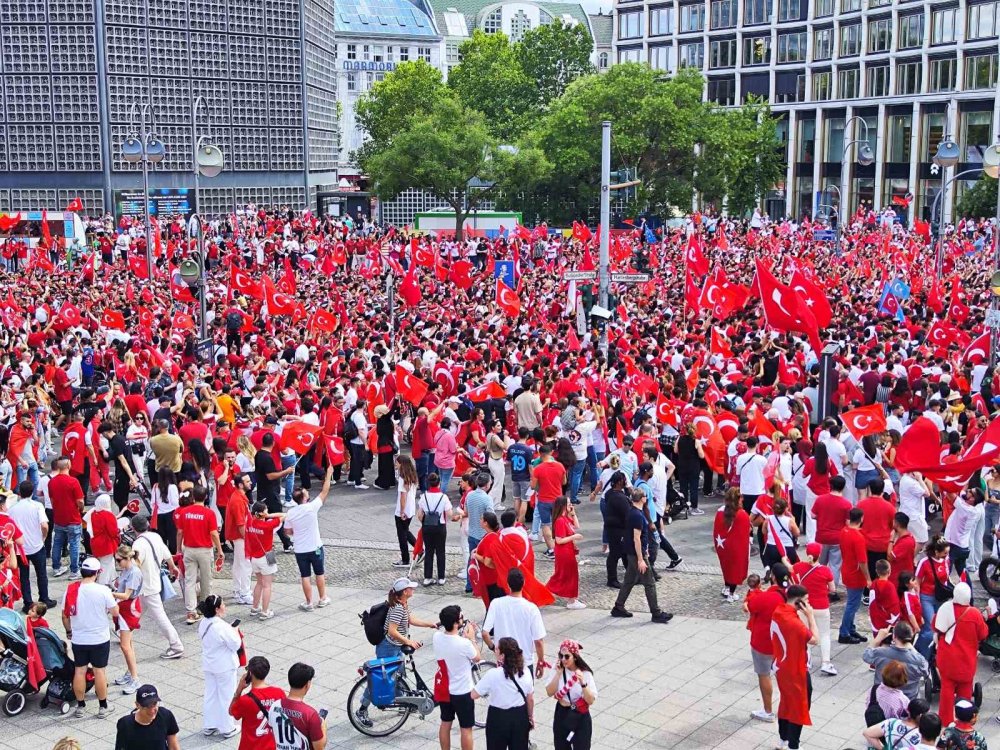 Berlin kırmızı beyaza büründü