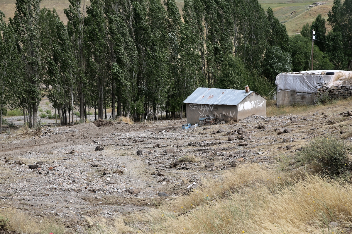 aa-20240708-35088120-35088119-musta-bir-kisinin-hayatini-kaybettigi-selde-tarim-arazileri-zarar-gordu.jpg