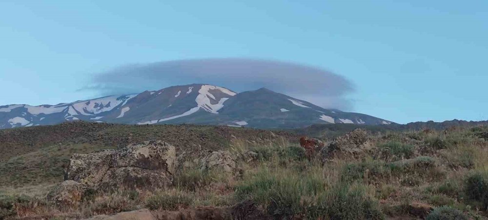 Bitlis'te görülen mercek bulutu ilgi çekti