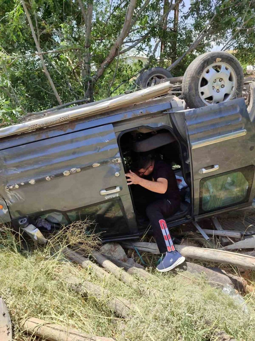 Van’da hafif ticari kamyonet takla attı: 3 yaralı