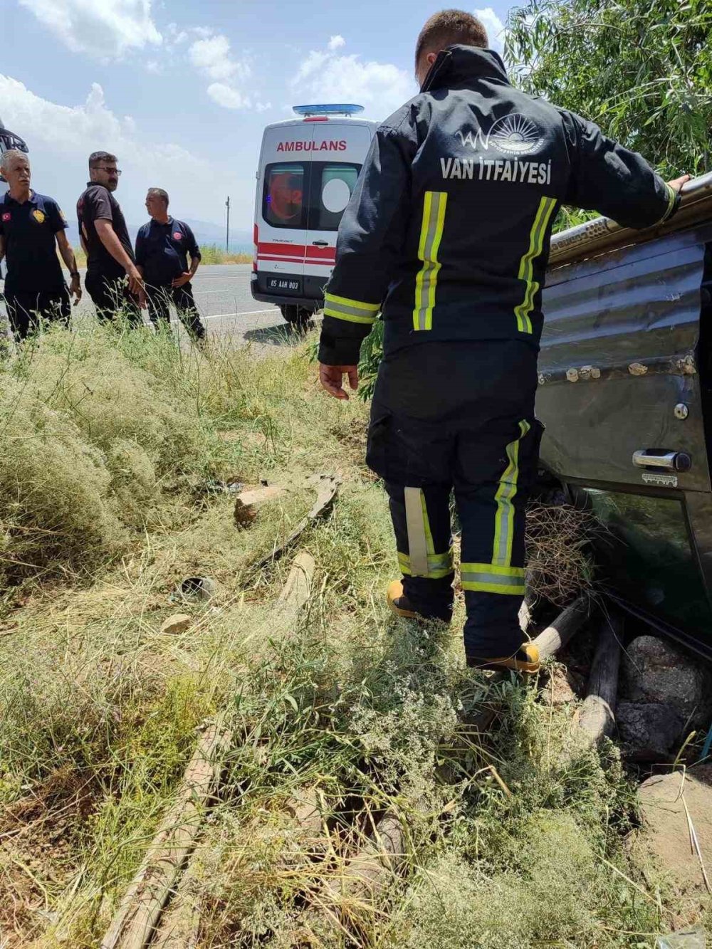 Van’da hafif ticari kamyonet takla attı: 3 yaralı