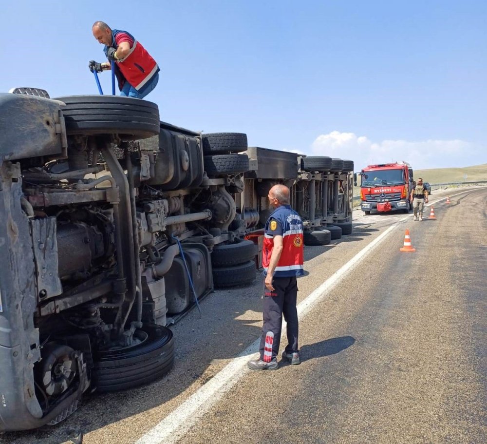 İran tırı kaza yaptı: 1 yaralı