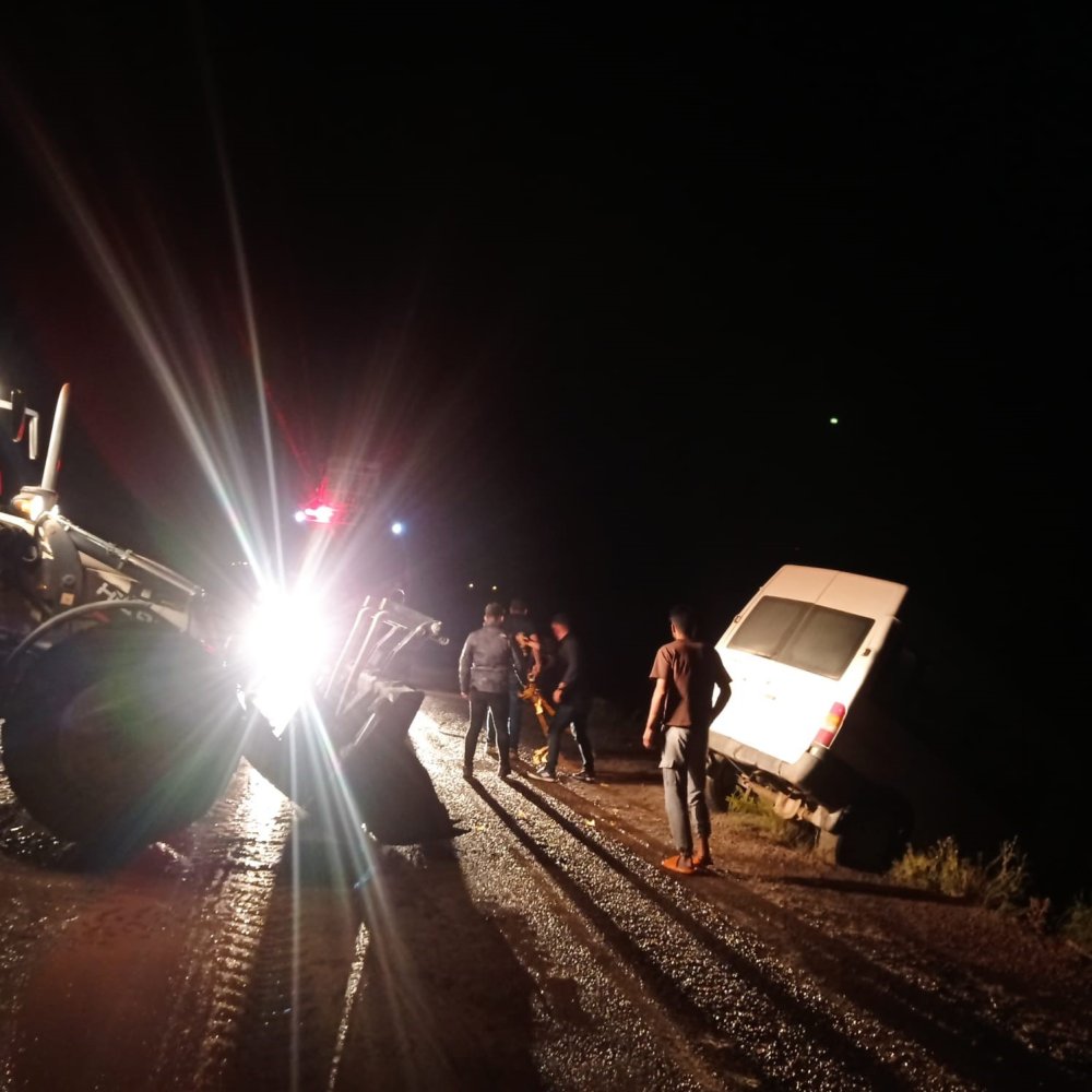 Van’da sele kapılan minibüs devrildi