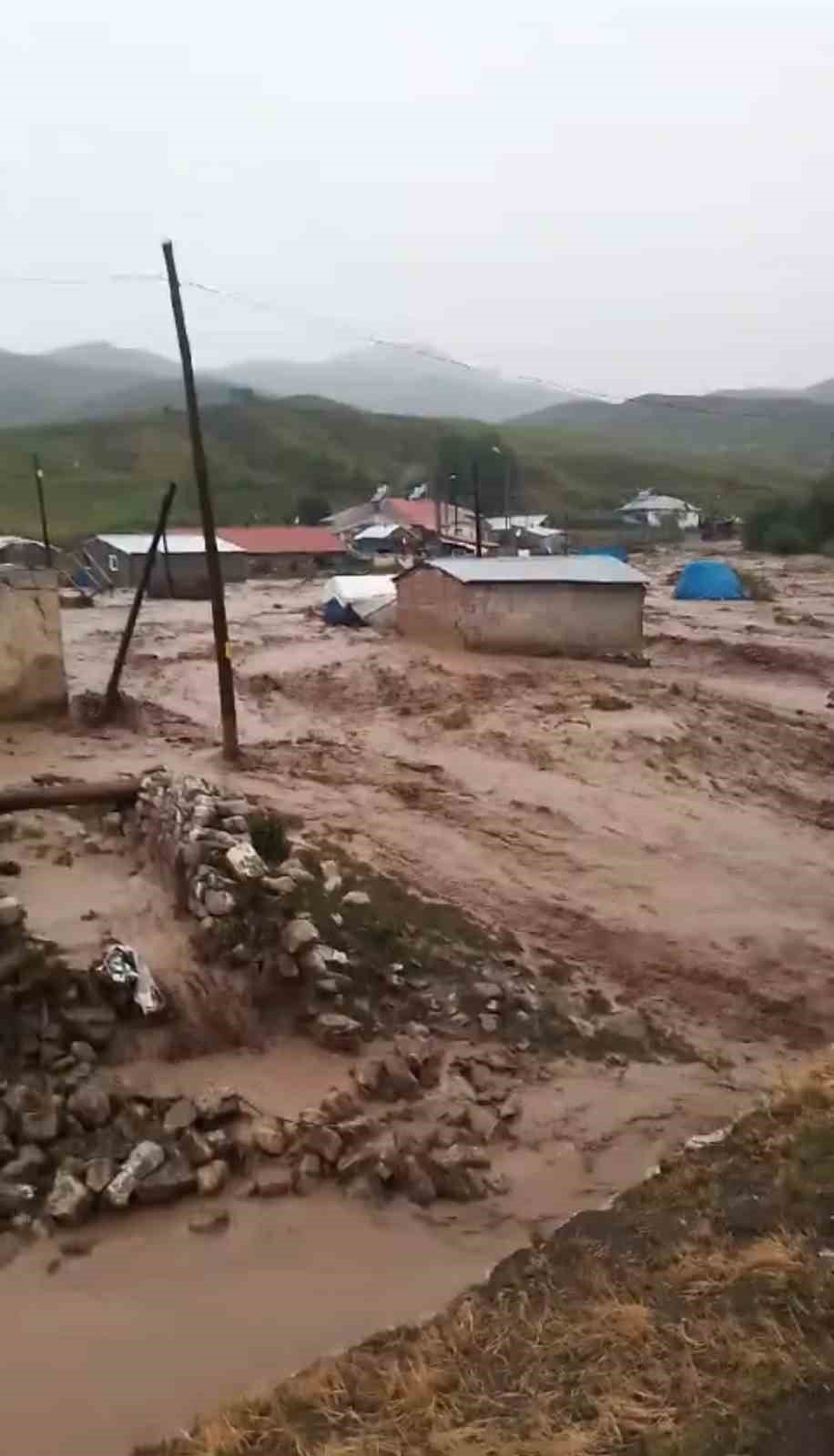 Ağrı’da sel hayatı felç etti!y Yıldırım düştü, araçlar sürüklendi