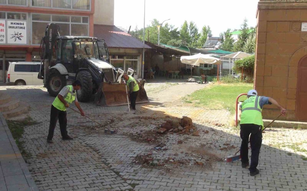 Bitlis’te camiye yıldırım düştü, müezzin yaralandı