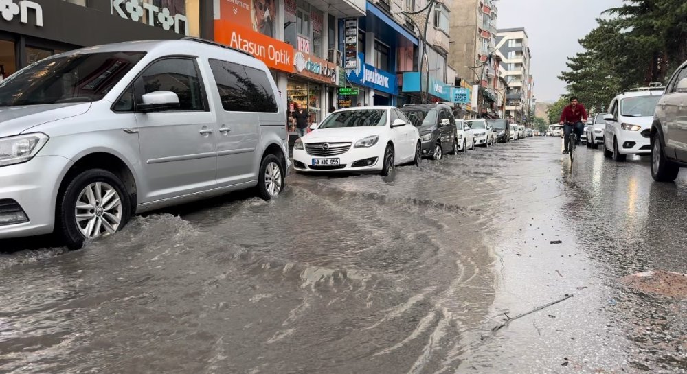 Bitlis'te iş yerlerini su bastı