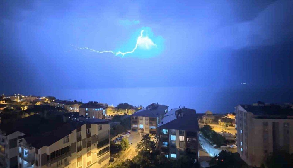 Geceyi Van Gölü üzerinde çakan şimşekler aydınlattı