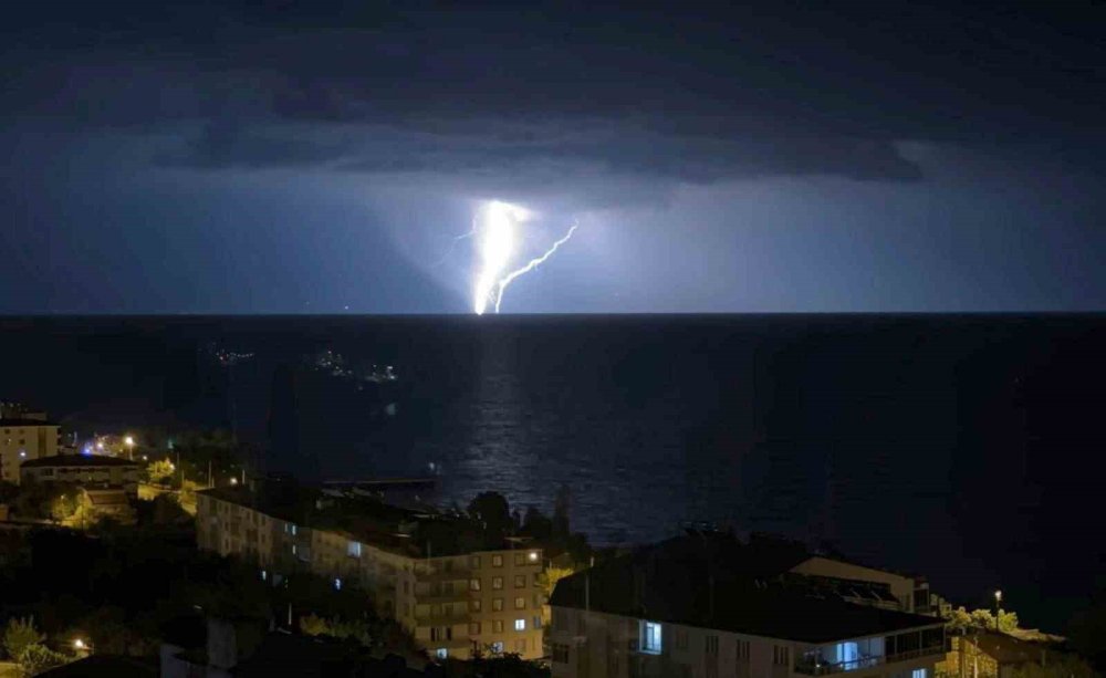 Geceyi Van Gölü üzerinde çakan şimşekler aydınlattı