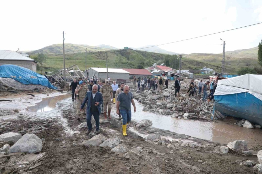 Vali Koç, sel felaketinin yaşandığı köylerde incelemelerde bulundu