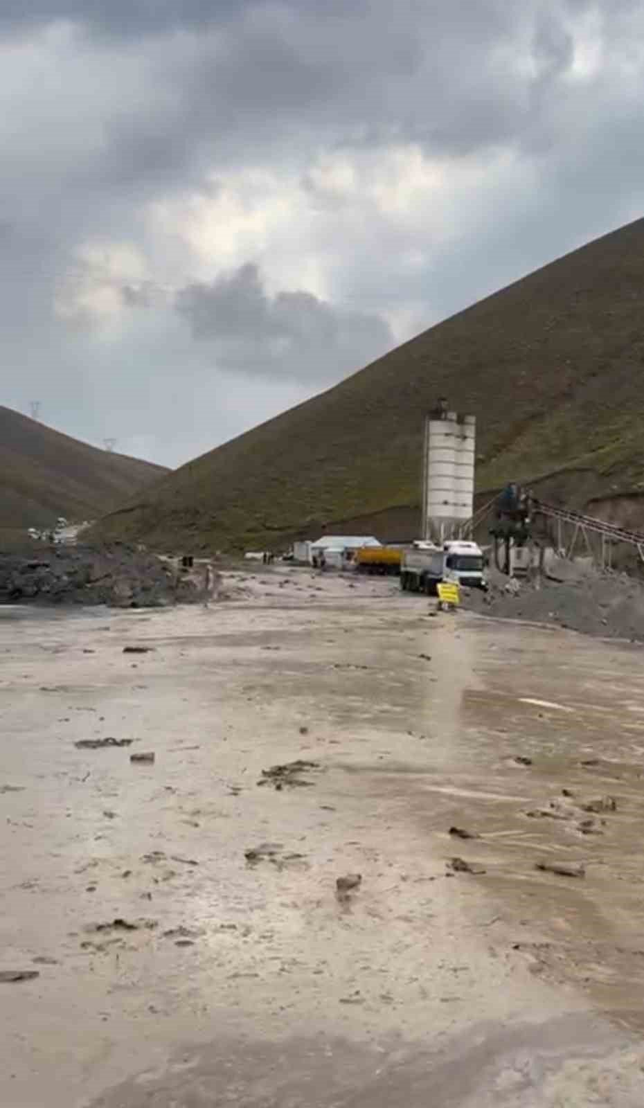 Van-Hakkari yolunda onlarca araç mahsur kaldı