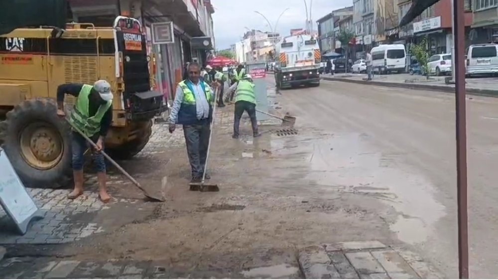 Van’da caddeleri su bastı