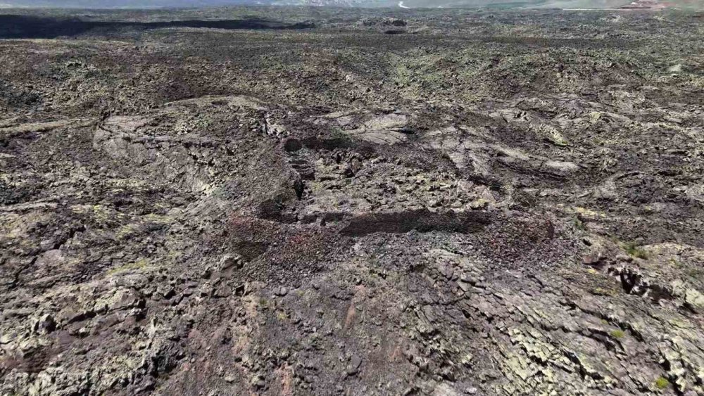 Van'da sönmüş lavların arasında bir kale