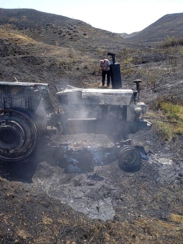 Diyarbakır’da yangına müdahale etmek isteyen traktör de yandı