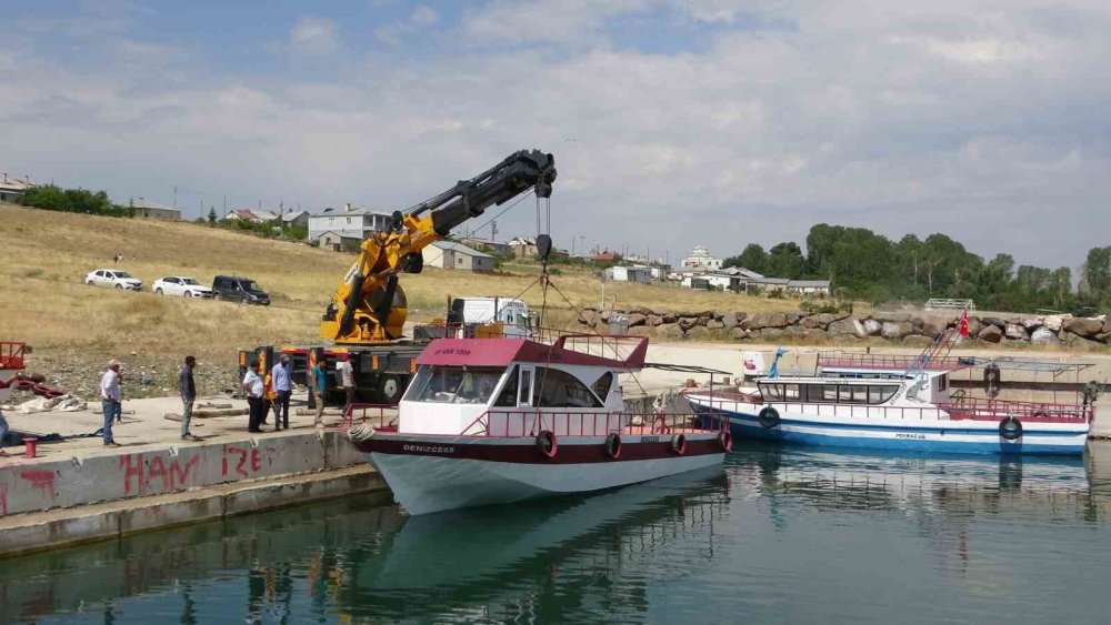 İnci kefali için tekneler Van Gölü’ne indirildi