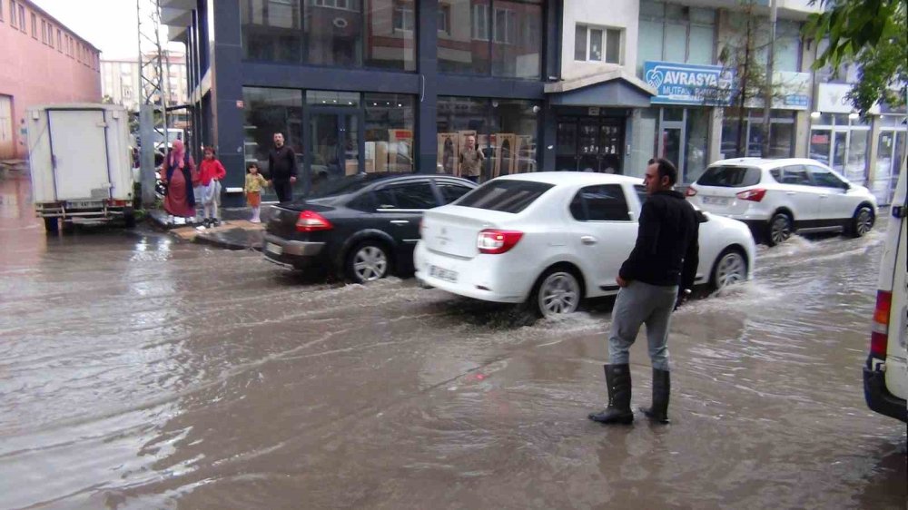 Kars’ta caddeler göle döndü