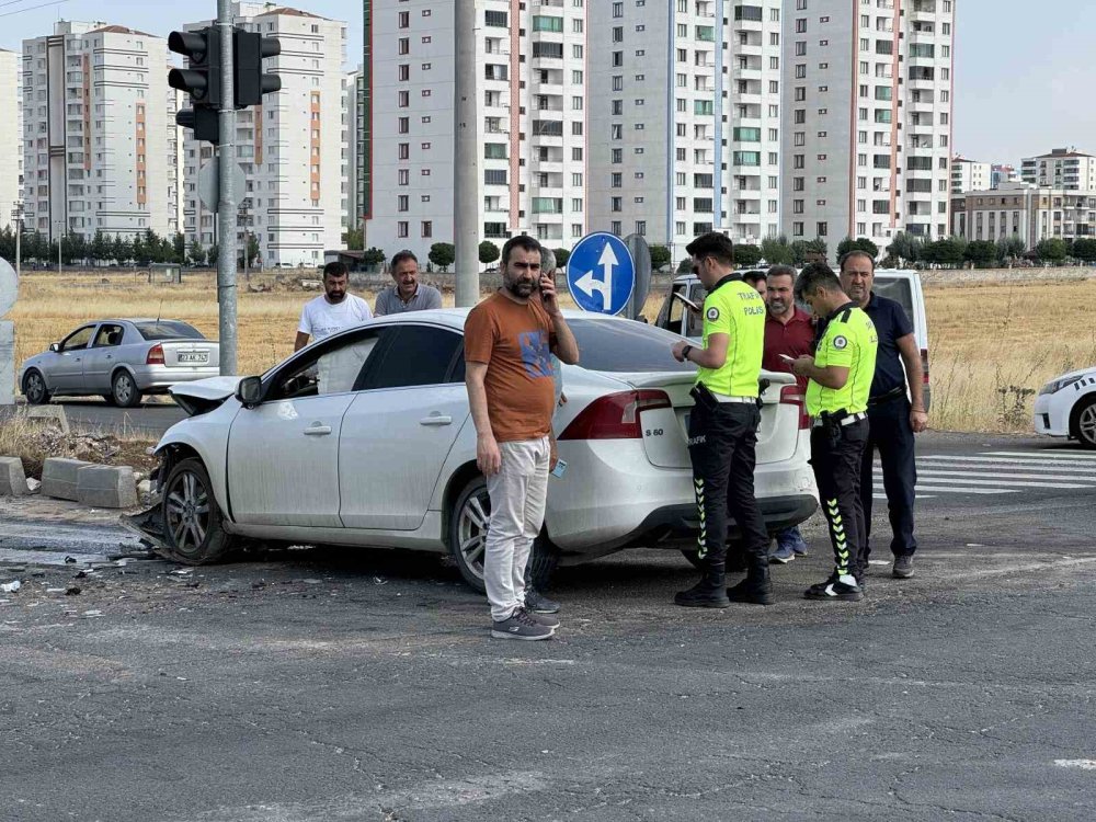 Diyarbakır’da iki otomobil birbirine girdi: 4 yaralı