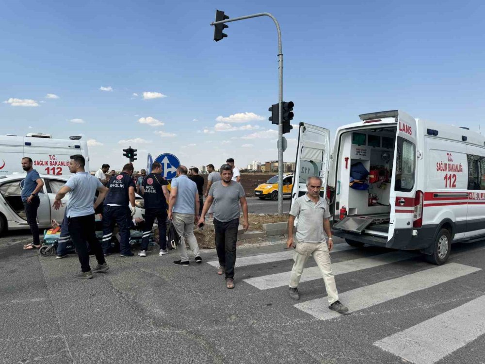 Diyarbakır’da iki otomobil birbirine girdi: 4 yaralı