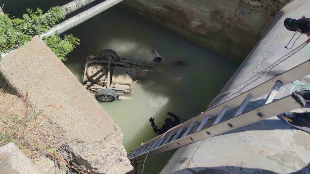 Van’da otomobil su kanalına uçtu: 2 ölü