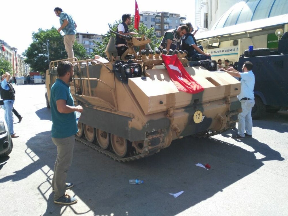 Darbecilerin kullandığı ZPT aracını güvenli alana çeken Mustafa Özbey o günleri unutamıyor