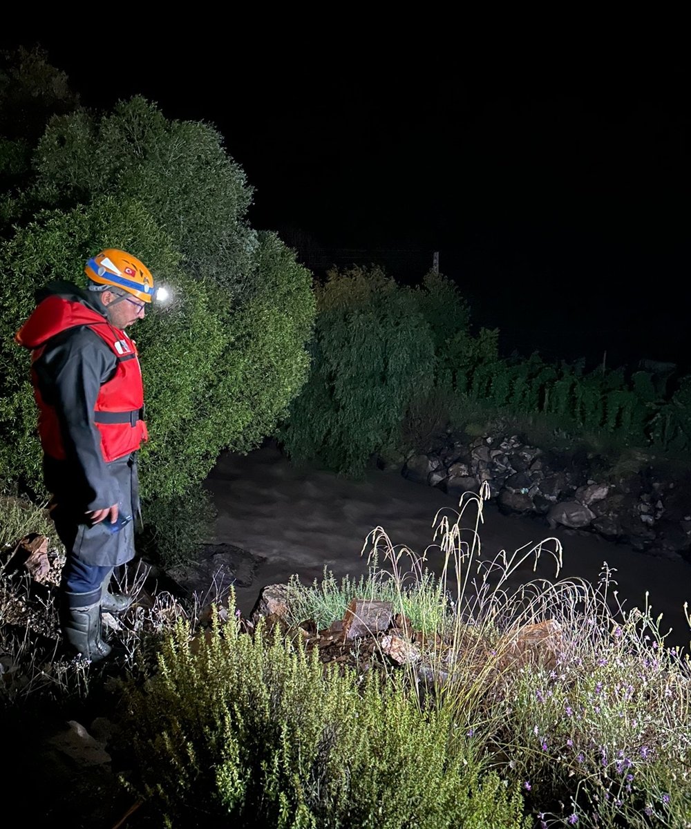 Erzurum'da sağanak yağışa rağmen arama çalışmaları sürüyor