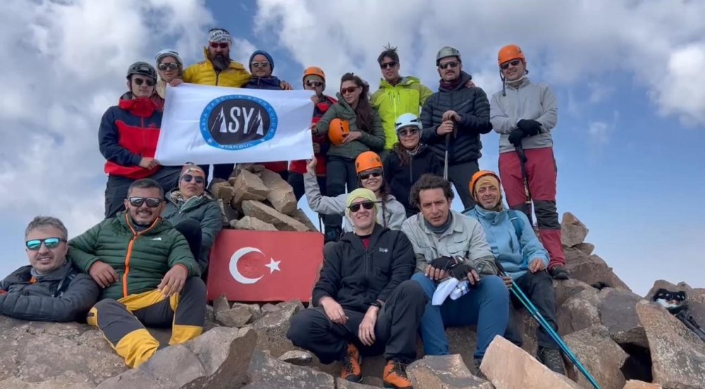 Ağrı’da 15 Temmuz için Süphan Dağına çıktılar