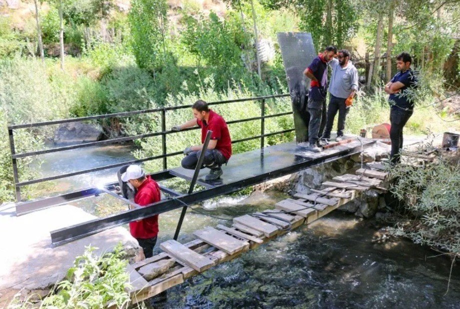 Bitlis’te tehlike yaratan tahta köprü yerine demir köprü