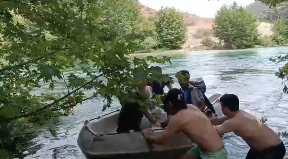 Dicle Nehri’nde mahsur kalan 10 kişilik aile kurtarıldı