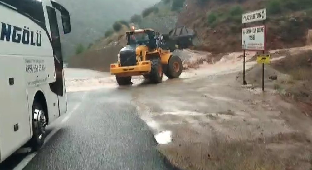 Şiddetli yağış sonrası Gümüşhane-Bayburt yolu kapandı