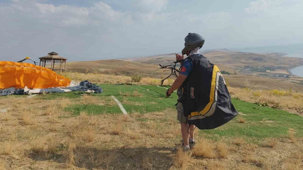 Van'da Ercişli 15 Temmuz şehidinin ismi yamaç paraşütüyle dalgalandırıldı