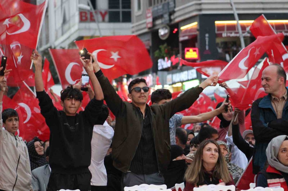 Erzurum’da 15 Temmuz etkinliğinde coşkulu kalabalık