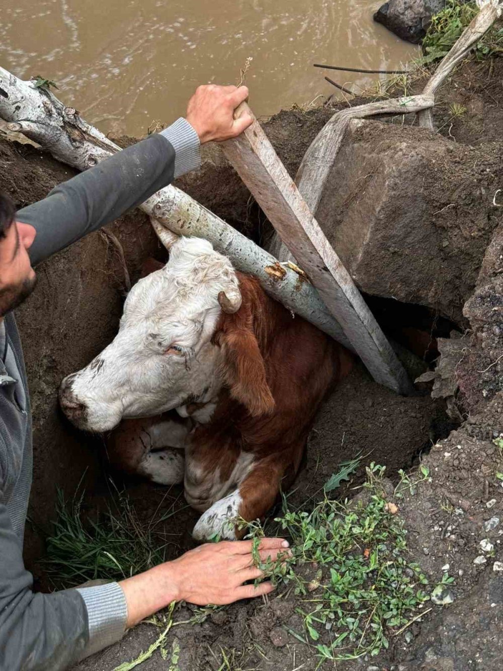 Erzurum’da 3 gündür etkili olan yağış ilçeleri felç etti