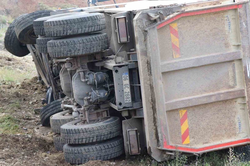 Erzurum’da otomobil ile kamyon çarpıştı: 3 yaralı