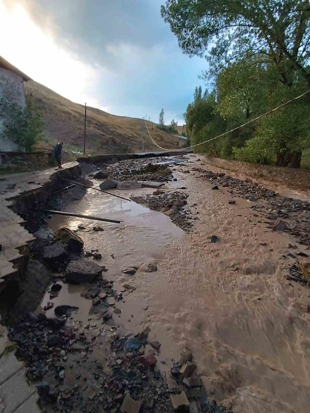 Sarıkamış’ı sel vurdu: Yollar yıkıldı, evleri su bastı